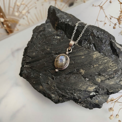 Oval with dots Labradorite Sterling Silver pendant